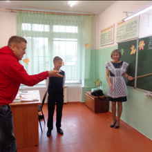 Свою меткость показывает учитель физической культуры А.П.Меркулов